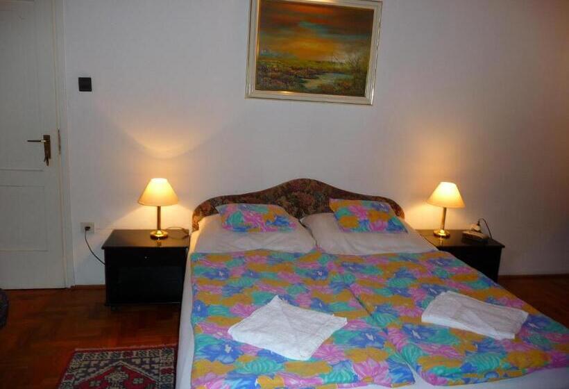 اتاق استاندارد چهارنفره با سرویس بهداشتی مشترک, Oleander B&b