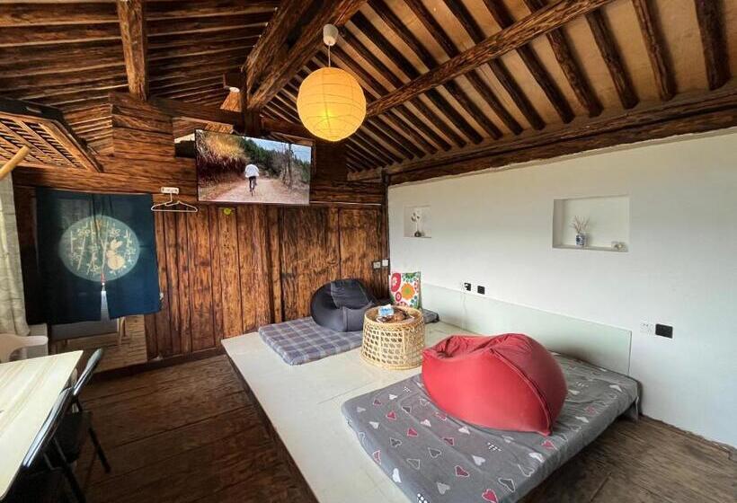 Люкс с Балконом, Up Air Guest House