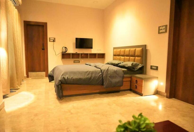اتاق لوکس با بالکن, Kesar Nivas Luxury Guest House