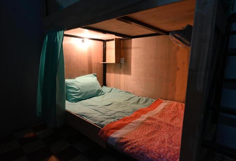 تختخواب در اتاق مشترک, Bop`s Cocktail Bar And Hostel
