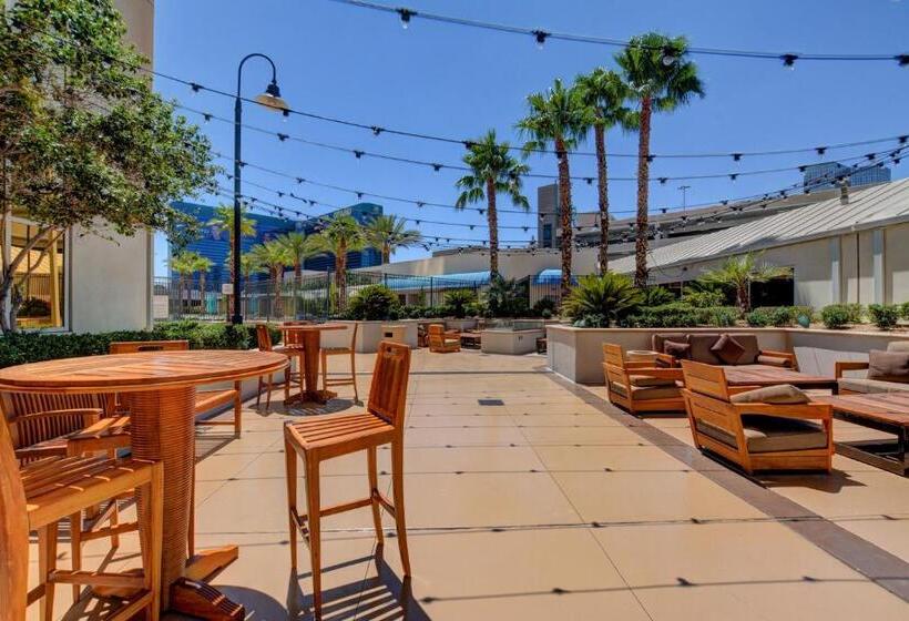 Suite com Varanda, Panorama Vista Suite  1br 2ba, Full Kitchen, Strip View, Balcony, Corner Unit