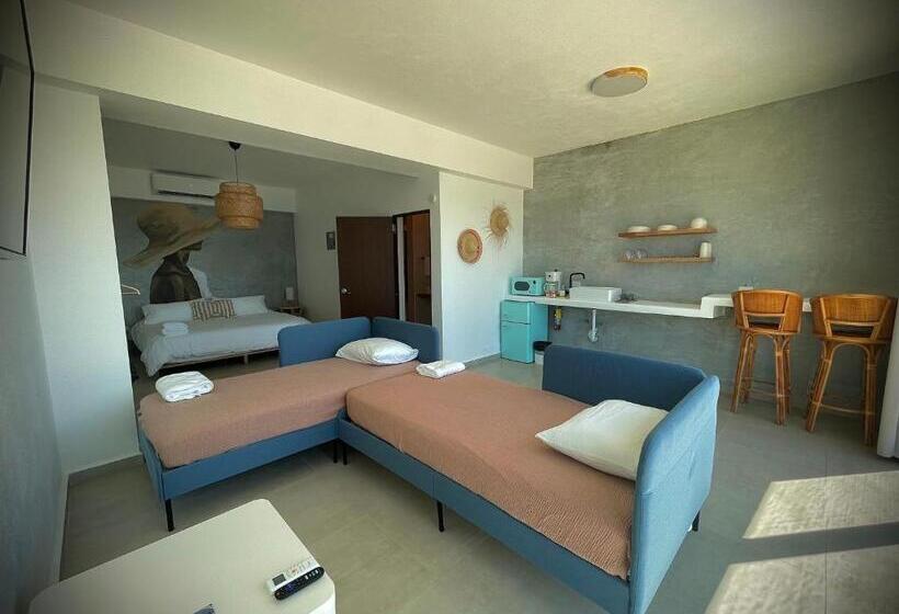 سوییت خانوادگی, 1 Corcega Beachfront Suites