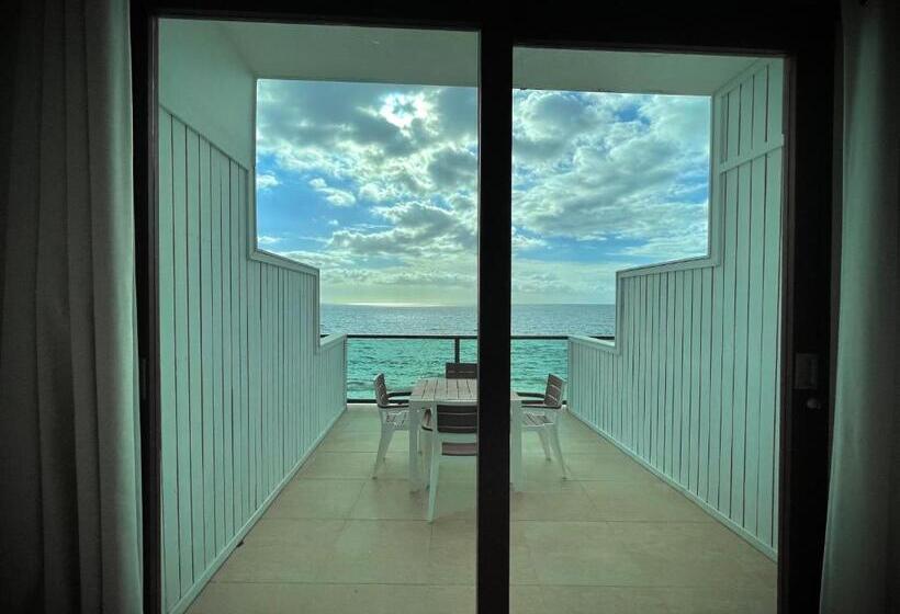 اتاق پریمیوم چهارنفره, 1 Corcega Beachfront Suites