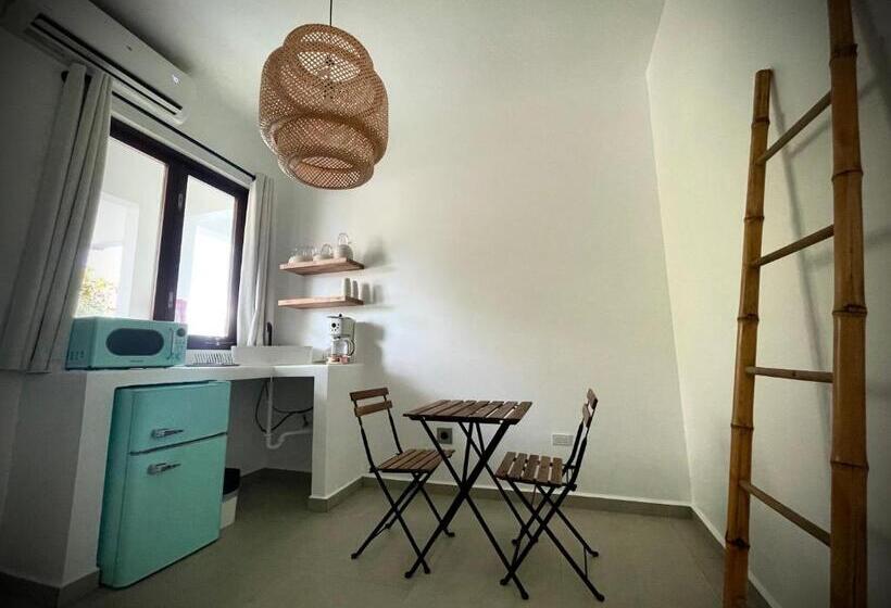سوییت, 1 Corcega Beachfront Suites