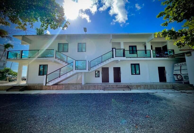 استودیوی لوکس, 1 Corcega Beachfront Suites