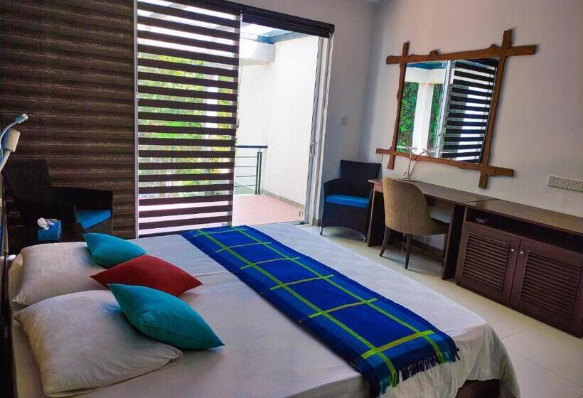 Номер Deluxe с Балконом, The Yacht Villa Near Colombo International Airport