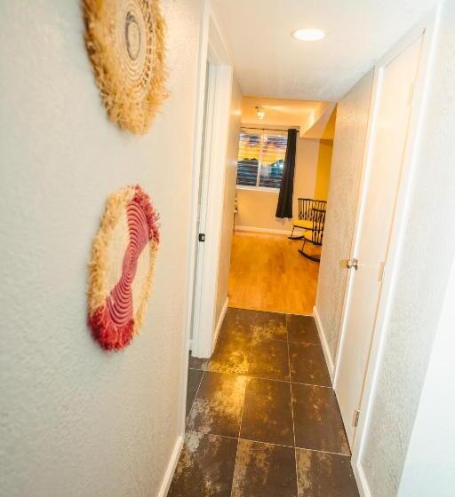 Номер Deluxe, Windsor Retreat Private Basement Suite