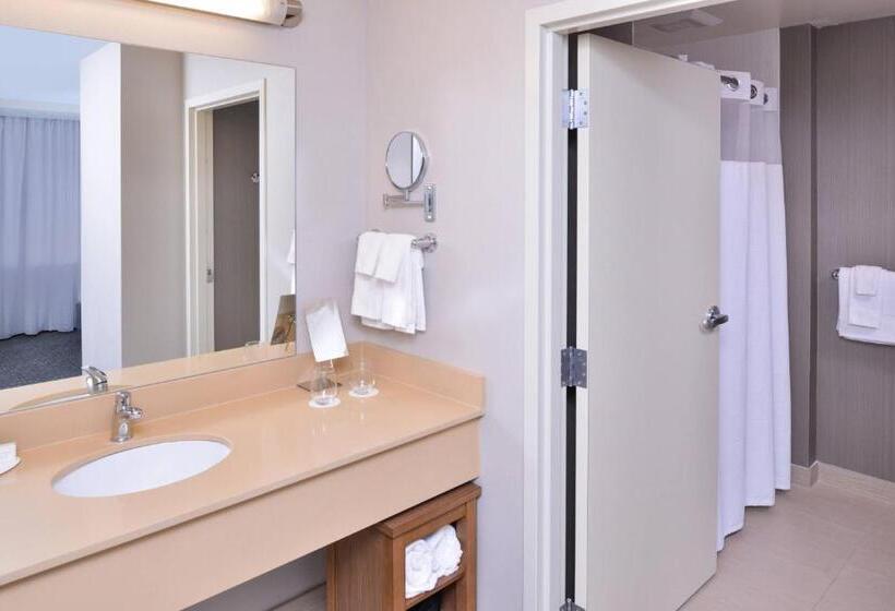 Люкс Кровать Кинг, Courtyard By Marriott Columbus Grove City