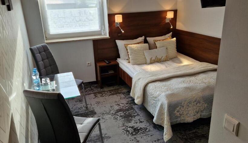 Quarto Estandar, Cynamon
