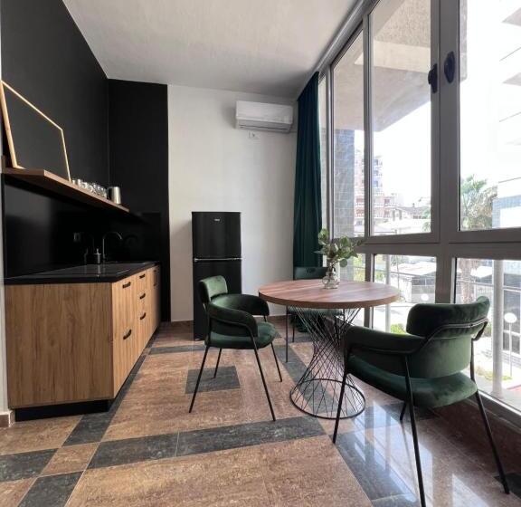 اتاق لوکس سه تخته, Cactus Apartments