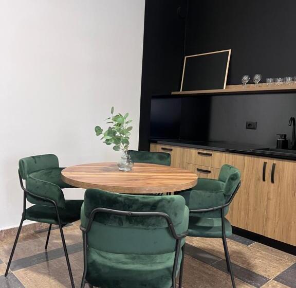 اتاق لوکس چهار تخته, Cactus Apartments