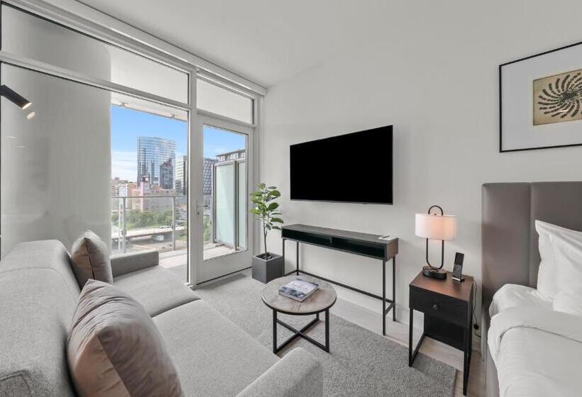 Standard Studio, Level Chicago Fulton Market