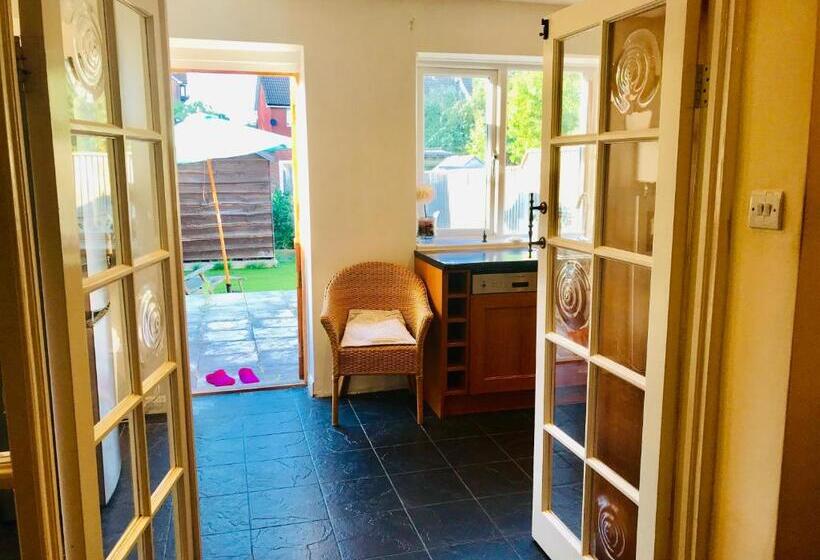 标准工作室, Enfield Lock Business Stay House