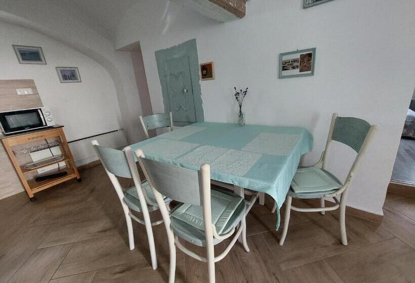 Family Suite, Fehér Szeder
