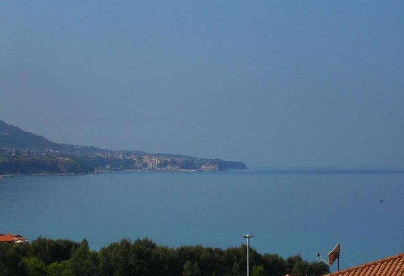 آپارتمان 1 خوابه با چشم‌انداز دریا, Residenza Marinella