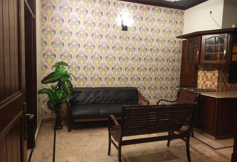 Economy Triple Room, Luxury Guest House Near Agha Khan, Karachi Airport
