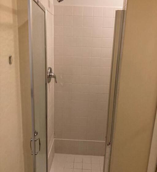套房, Queen Bed With Private Ensuite Bathroom In Lakeview   3d