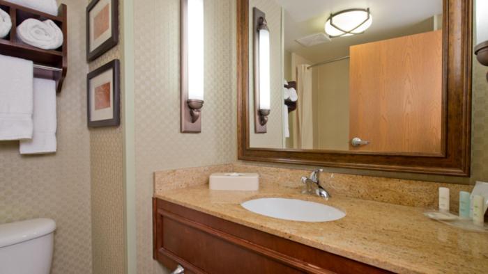 Президентский Люкс, Russell Inn And Suites