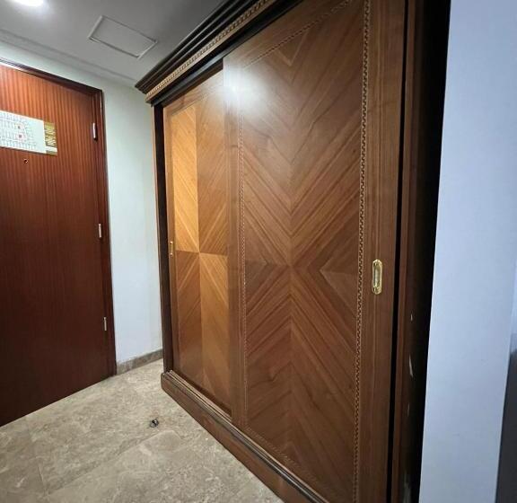 اتاق خانوادگی, فندق إي دبليو جي العزيزية