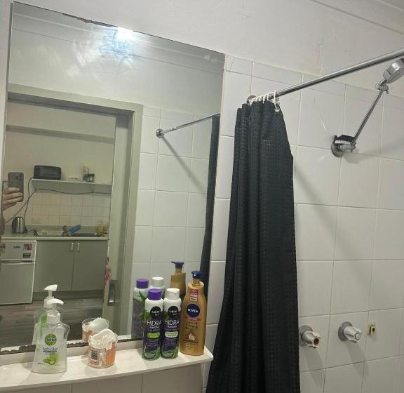 استودیوی استاندارد, Your B&b Steps From Oxford St