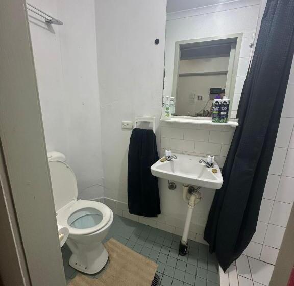 استودیوی استاندارد, Your B&b Steps From Oxford St