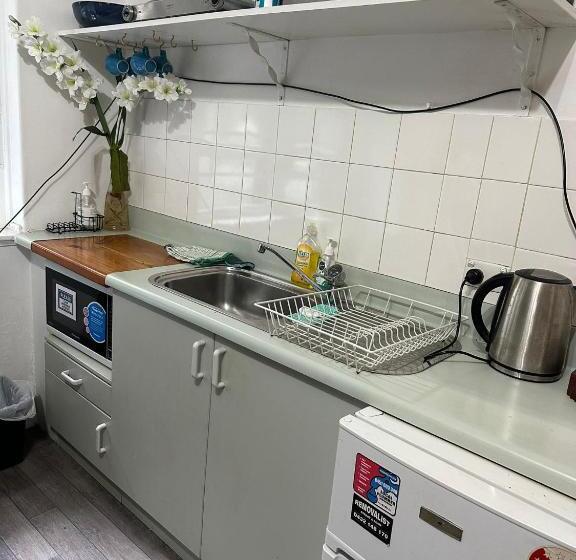 استودیوی استاندارد, Your B&b Steps From Oxford St