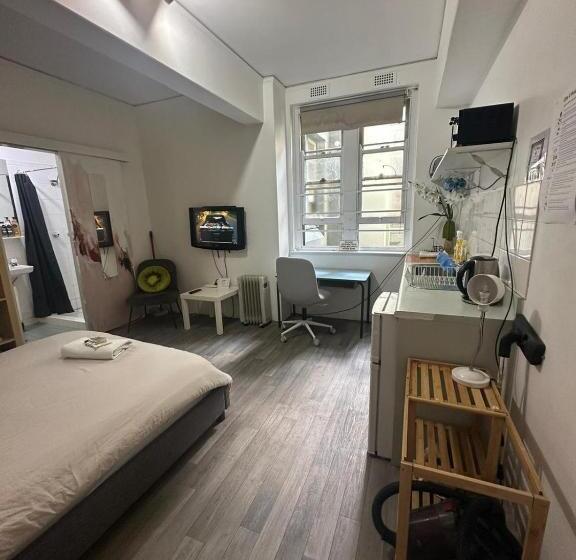استودیوی استاندارد, Your B&b Steps From Oxford St