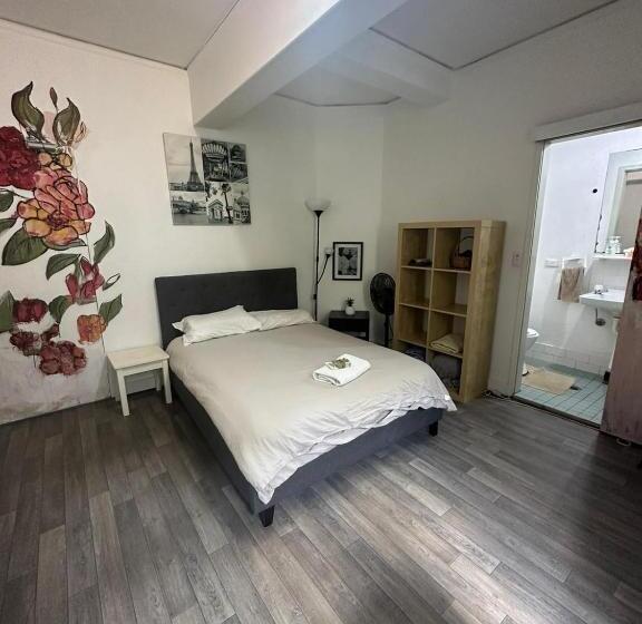 استودیوی استاندارد, Your B&b Steps From Oxford St
