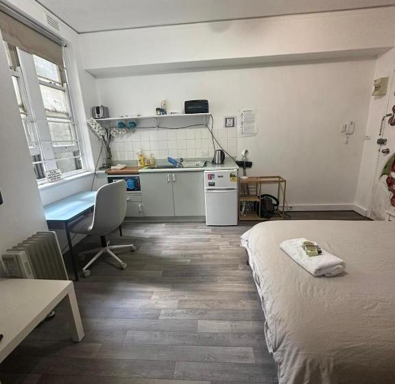 استودیوی استاندارد, Your B&b Steps From Oxford St