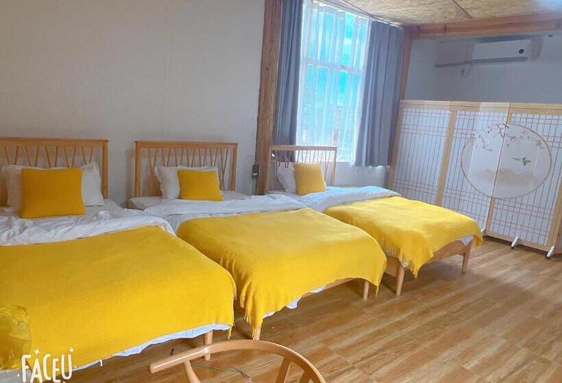 Четырехместный Номер Стандарт с Балконом, Lijiang Shitian B&b