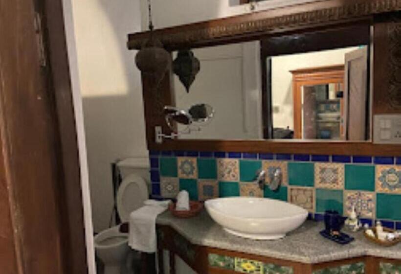 اتاق لوکس, Madhav Bagh   Royal Heritage Stay , Vadodara