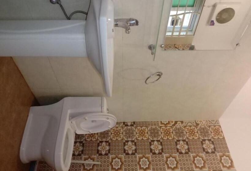 اتاق اکونومی, J A Guest House