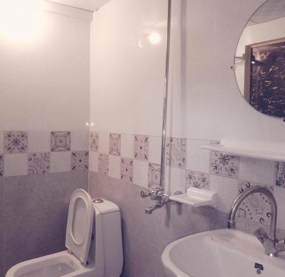اتاق اکونومی, J A Guest House