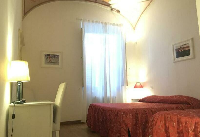 اتاق ساده سه‌ نفره, Relais La Corte Dei Cavalieri