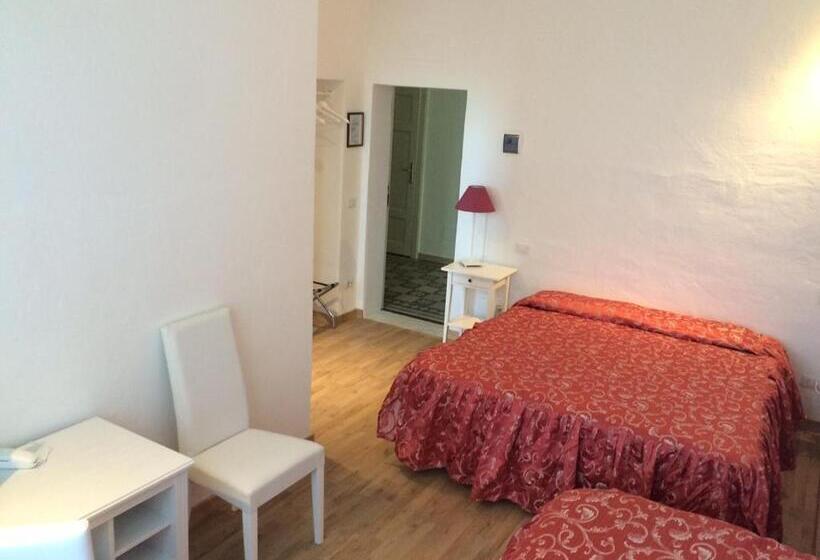 اتاق ساده سه‌ نفره, Relais La Corte Dei Cavalieri