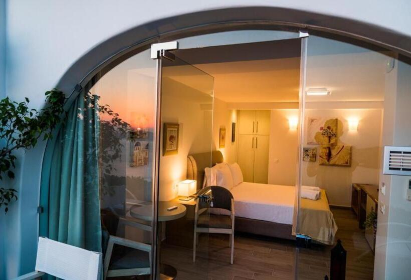 سوئیت جونیور با چشم‌انداز, Kratiras View Luxury Suites