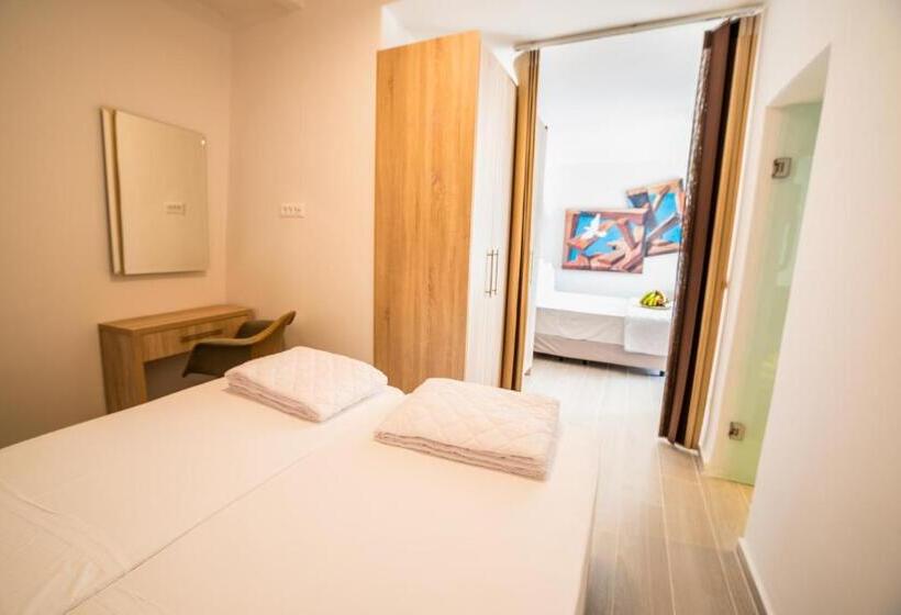 سوئیت دولوکس با چشم‌انداز, Kratiras View Luxury Suites