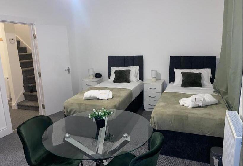 Студия Deluxe, Cosy 3bd Guesthouse. Private Bathrooms