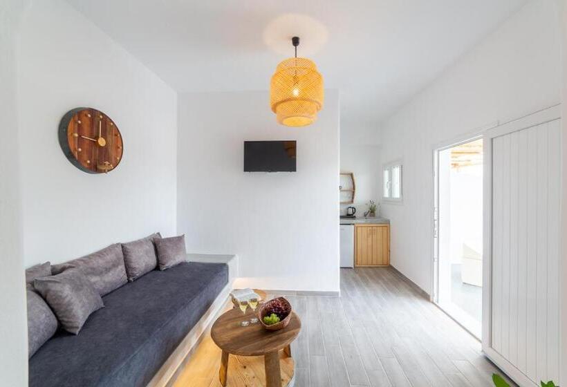 Номер Deluxe, Athiri Luxury Suites