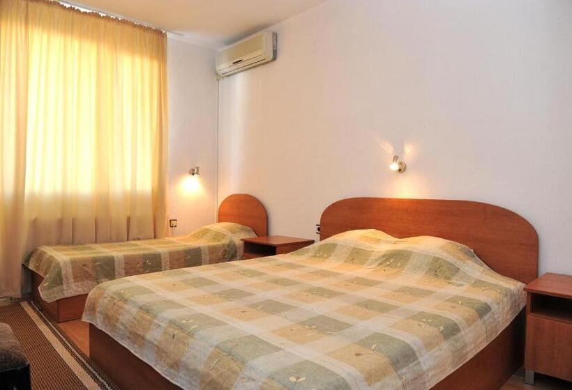 스탠다드 트리플 룸, Family Hotel Blazhi