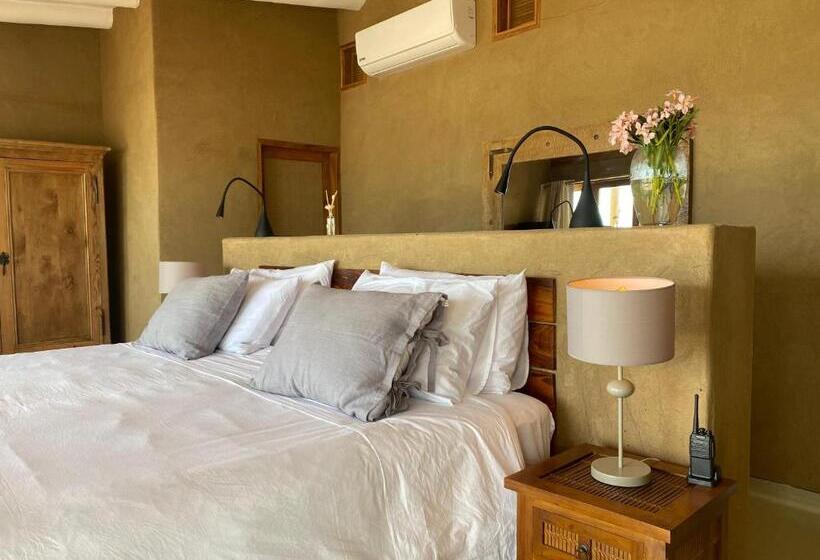 سوئیت با تخت بزرگ, Adobe Villas
