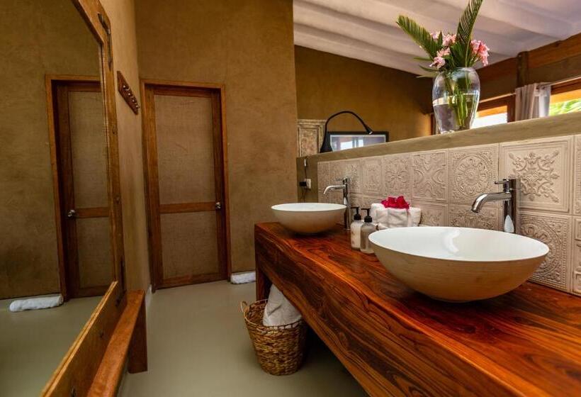 سوئیت با تخت بزرگ, Adobe Villas