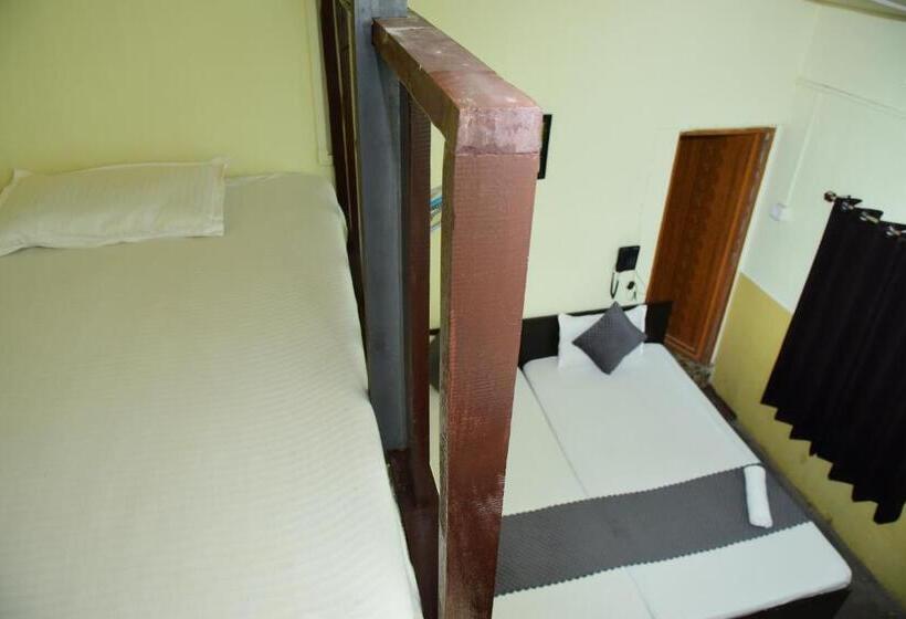 اتاق لوکس سه تخته, Rowdralaya Residency