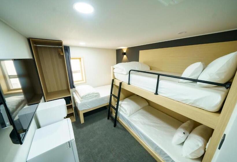 חדר סטנדרט לשלושה, The Stay Hue Myeongdong