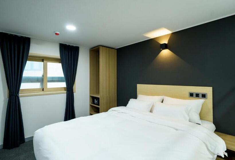 חדר משפחתי, The Stay Hue Myeongdong