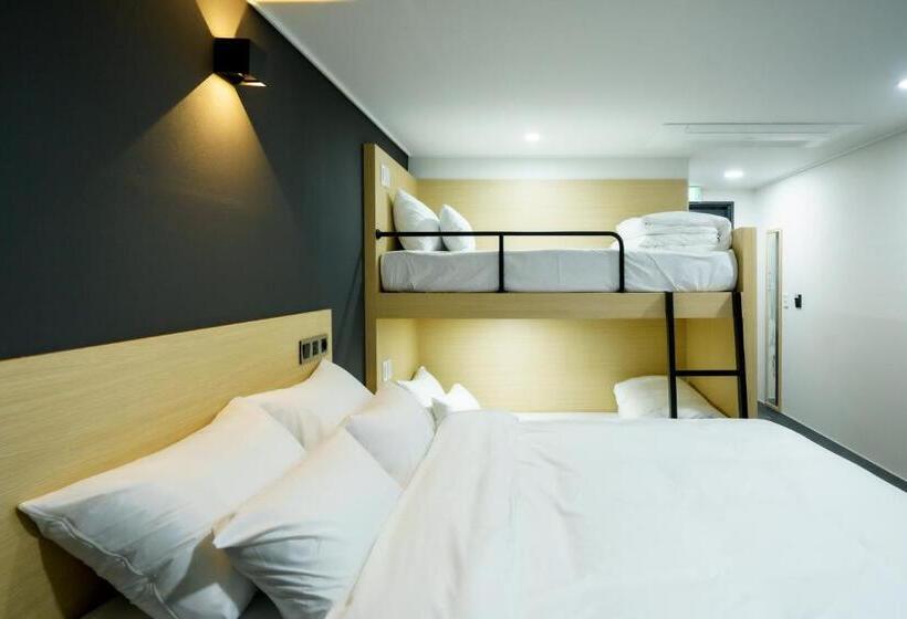חדר משפחתי, The Stay Hue Myeongdong