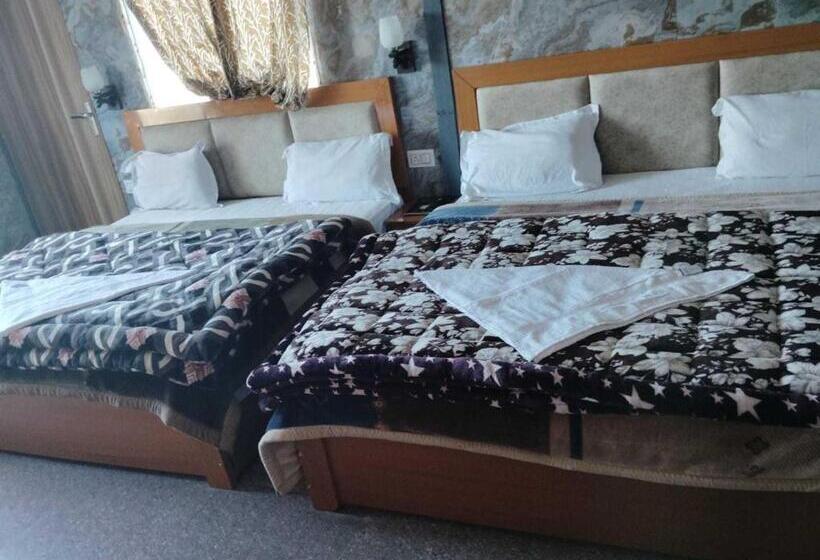 트리플 클래식 룸, Oyo Hotel Neilkanth