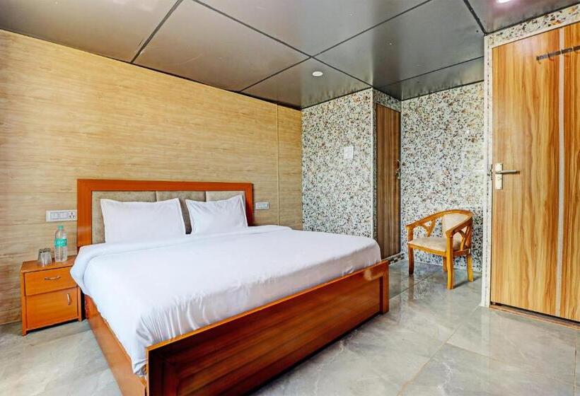 트리플 클래식 룸, Oyo Hotel Neilkanth