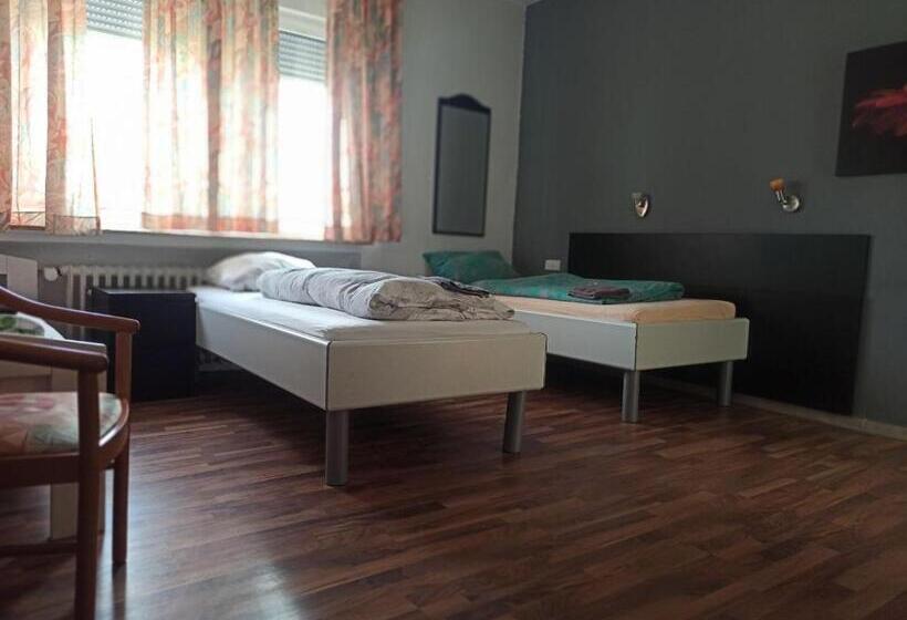 اتاق استاندارد سه نفره, Monteurzimmer   Waldbronn