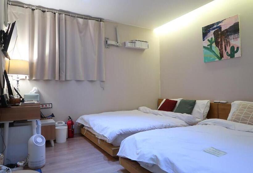 패밀리 룸, Andong Poonggyung Hostel N Library